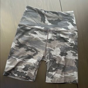 BEYOND YOGA Camo Black Grey Biker Shorts Medium